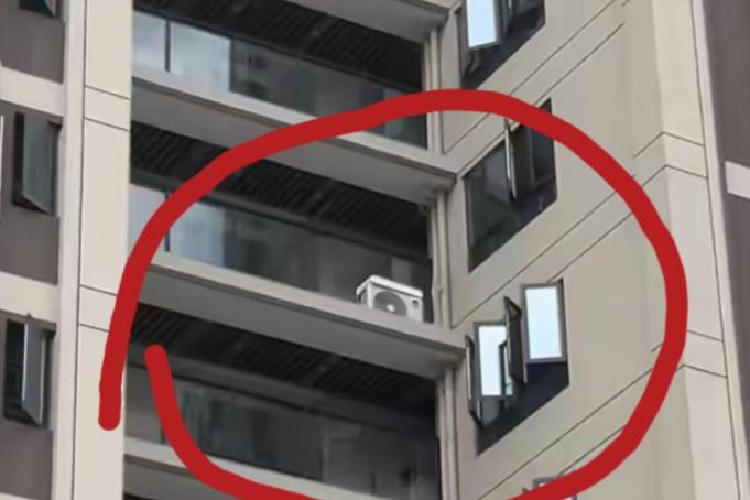 “比霸占车位还恶心！”福建福州，一男子下班回家，发现自家窗前竟被邻居装了台空调外