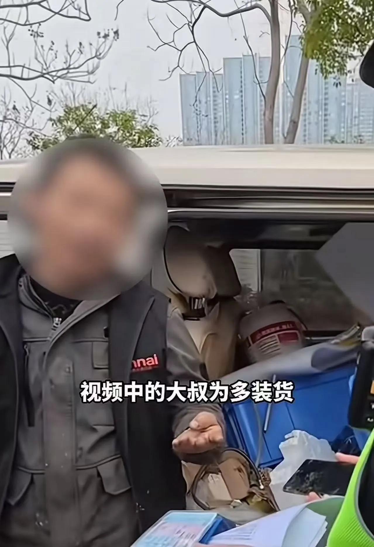 “这个交警火了！”面包车司机为了多装货，把座椅拆了，没想到撞见了交警。司机觉得交