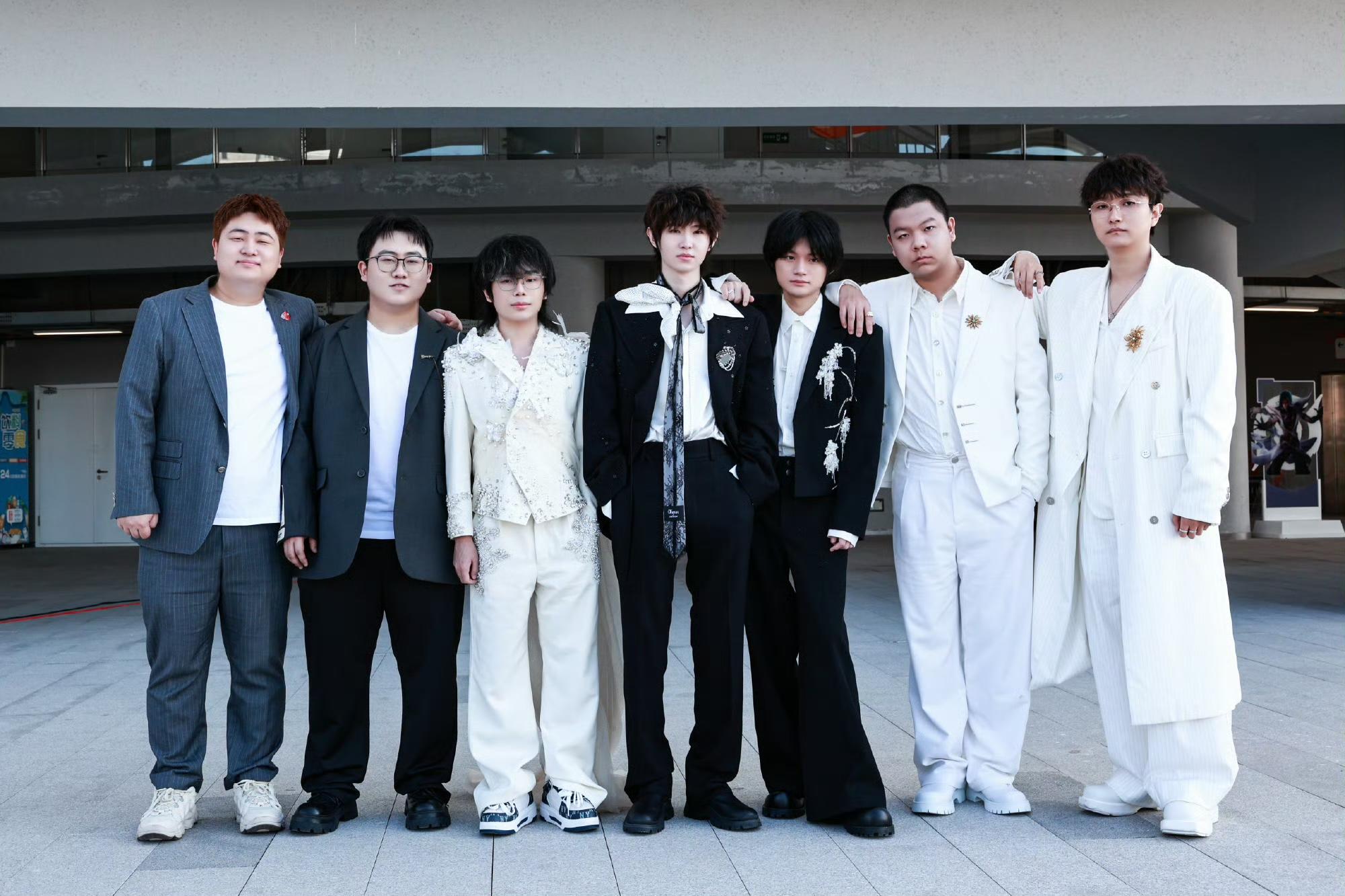 AG发布巅峰之夜全员妆造合照：全新LOOK加载ING