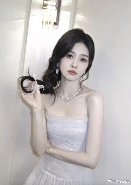 呵呵拍白鹿呵呵又来给白鹿拍照片啦~呵呵给白鹿拍的照片依旧是我和闺蜜拍照的样子哈哈