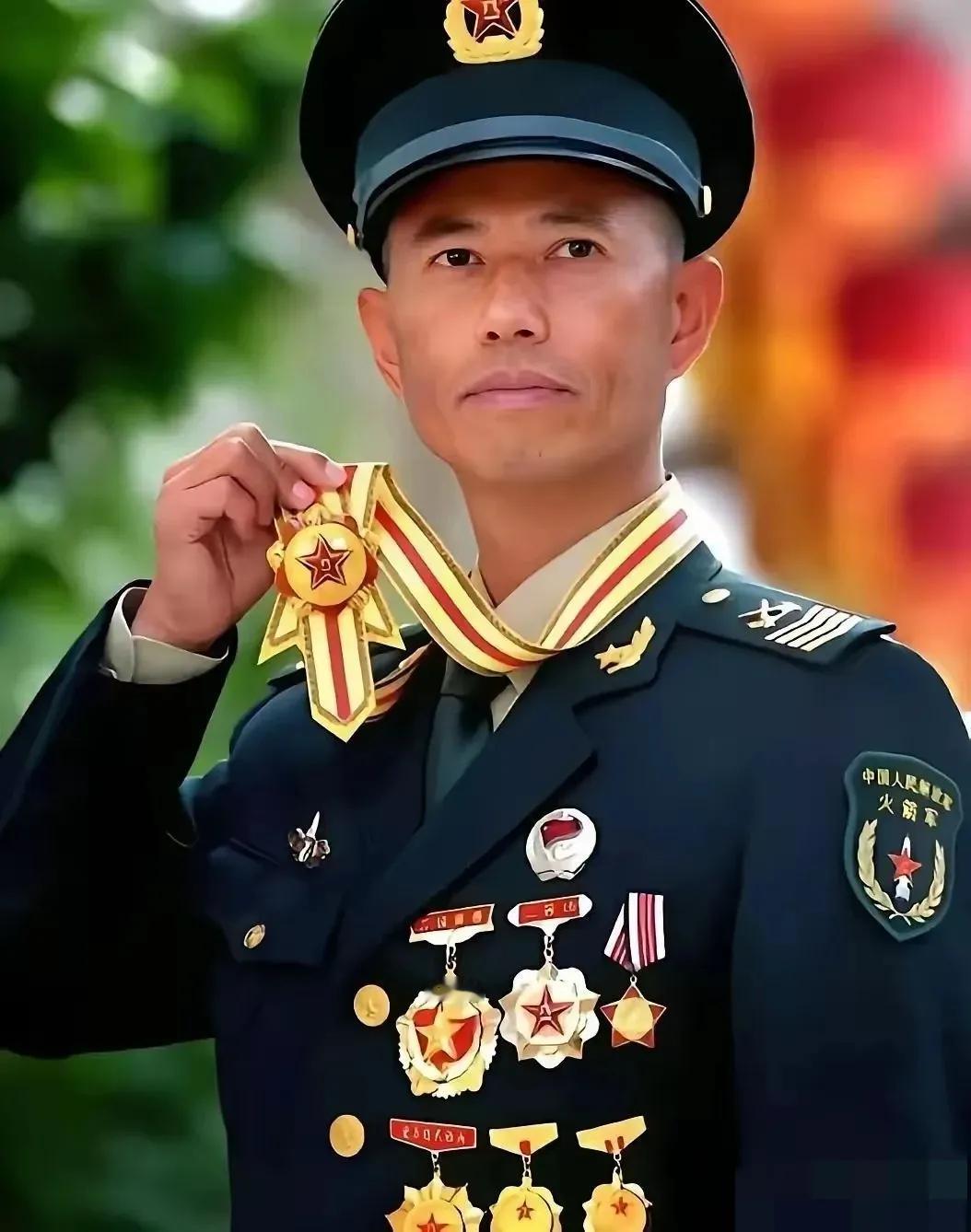 王忠心在火箭军干了34年，从普通新兵做到一级军士长。1999年他按规定退役，半年