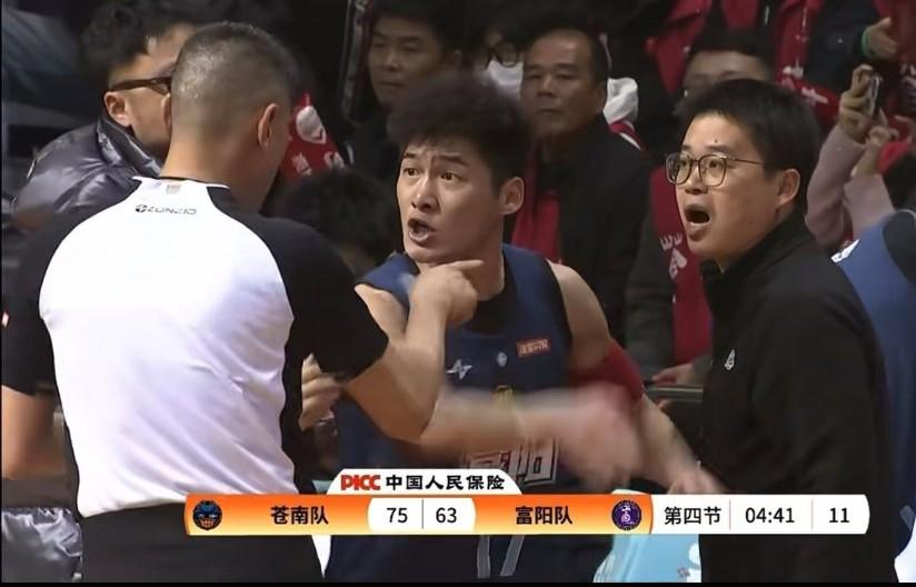 浙ba赛场又现经典画面:球员和教练同时吃到技术犯规！大家觉得这两个技术犯规富阳队