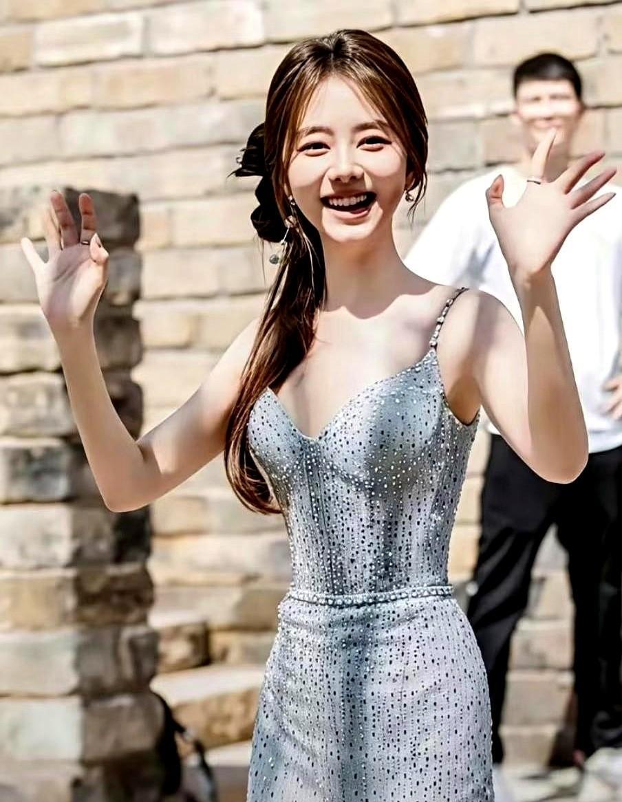 那导演当众甩出一句“你只配演丫鬟”，像一记耳光。
可她呢？
没削骨没迎合，硬是在