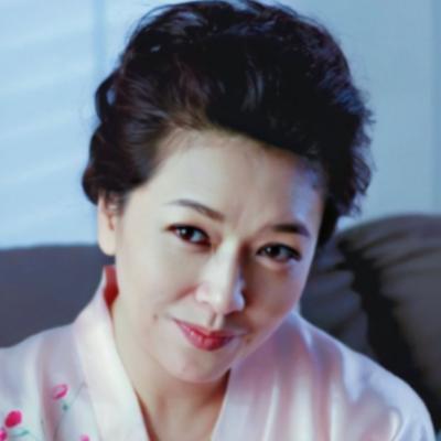 2002年，杨志刚和江珊拍戏，杨志刚从背后抱住江珊，结果江珊来了这么一句：“弟弟