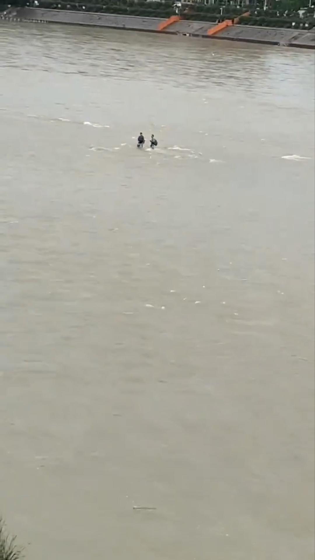 个人感觉呀，张家界这两名钓友其实是完全可以逃生的，发现洪水过来时，最开始的水位才