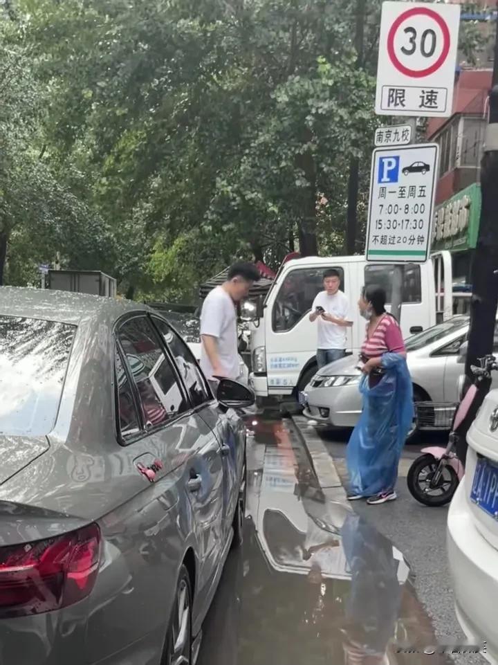 大妈嘴真硬！7月8日，辽宁一大妈骑电动车把一小伙的奥迪车刮坏了，大妈“嗖”一下就