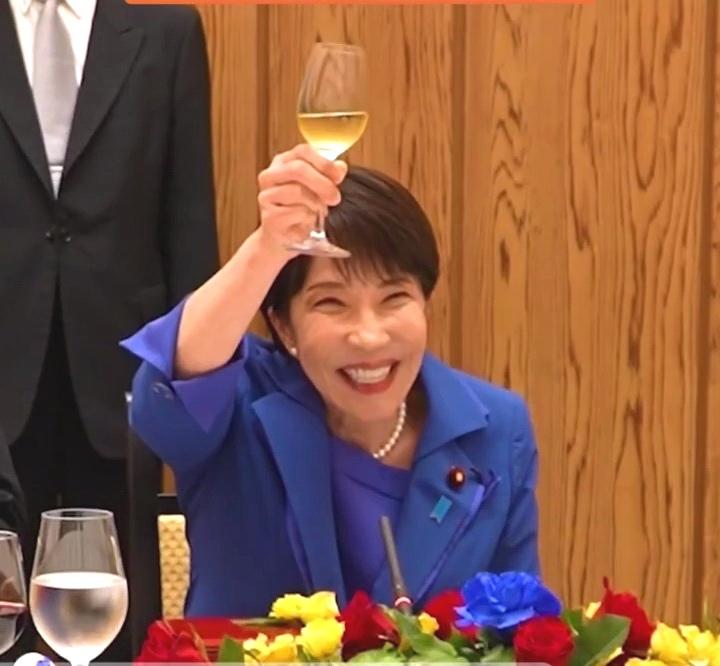 高市早苗又被日本网友骂了，日本网友骂高市早苗在外交场合嬉皮笑脸、粗俗无礼。
9月
