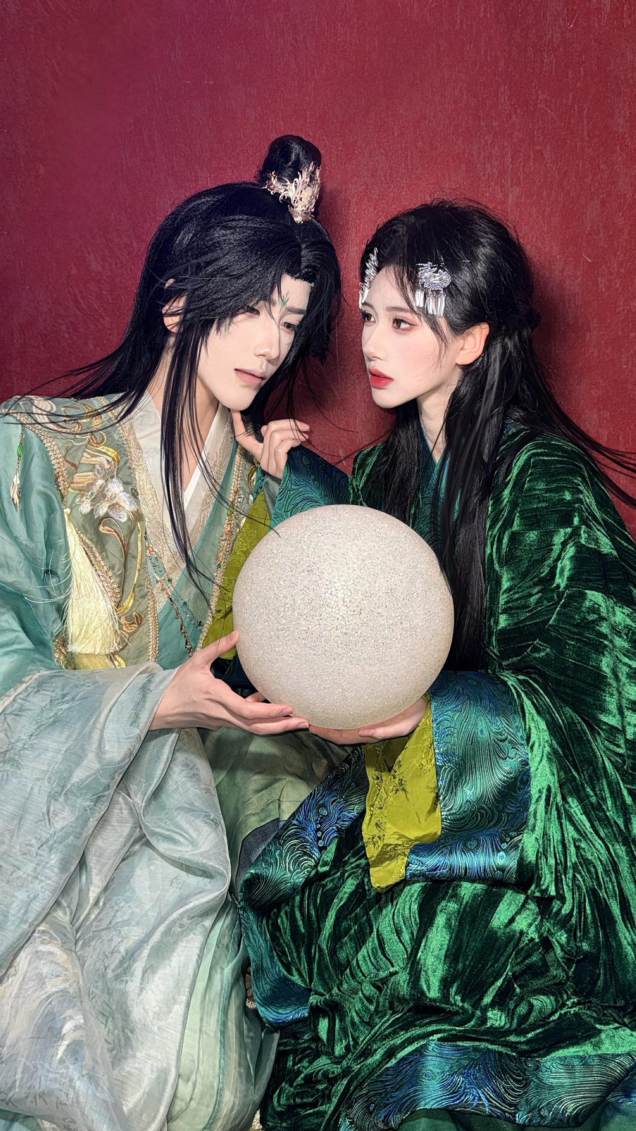 “不正常的我和不完整的你，也是天生一对。” 青鳞镜，为什么这面镜子只能...