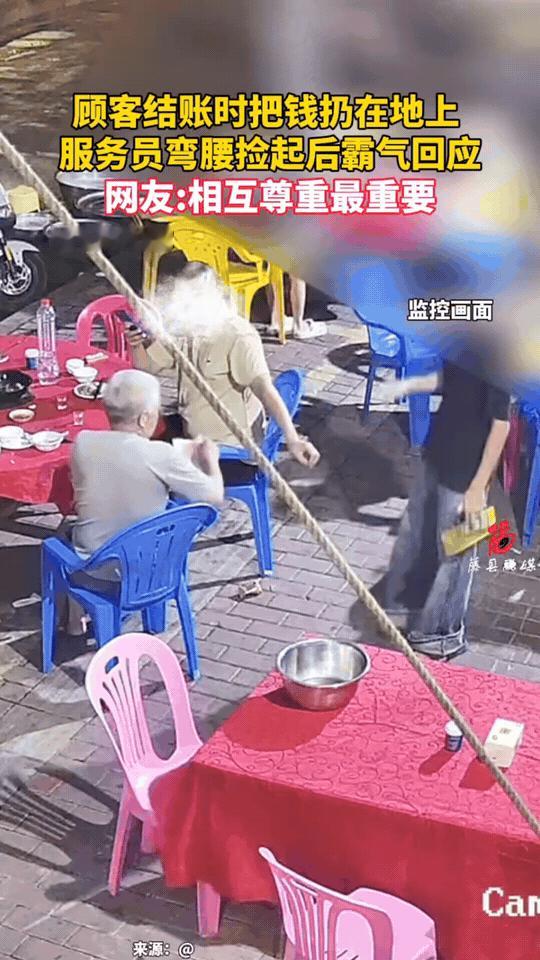 广东夜市大排档，监控拍下让人唏嘘的一幕。
顾客吃完饭结账，没有把钱递给服务员，而
