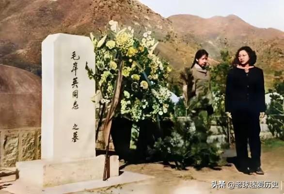 这是刘思齐与妹妹邵华，首次赴朝鲜祭拜毛岸英烈士的珍贵留影。
苍茫山野间，墓碑静静