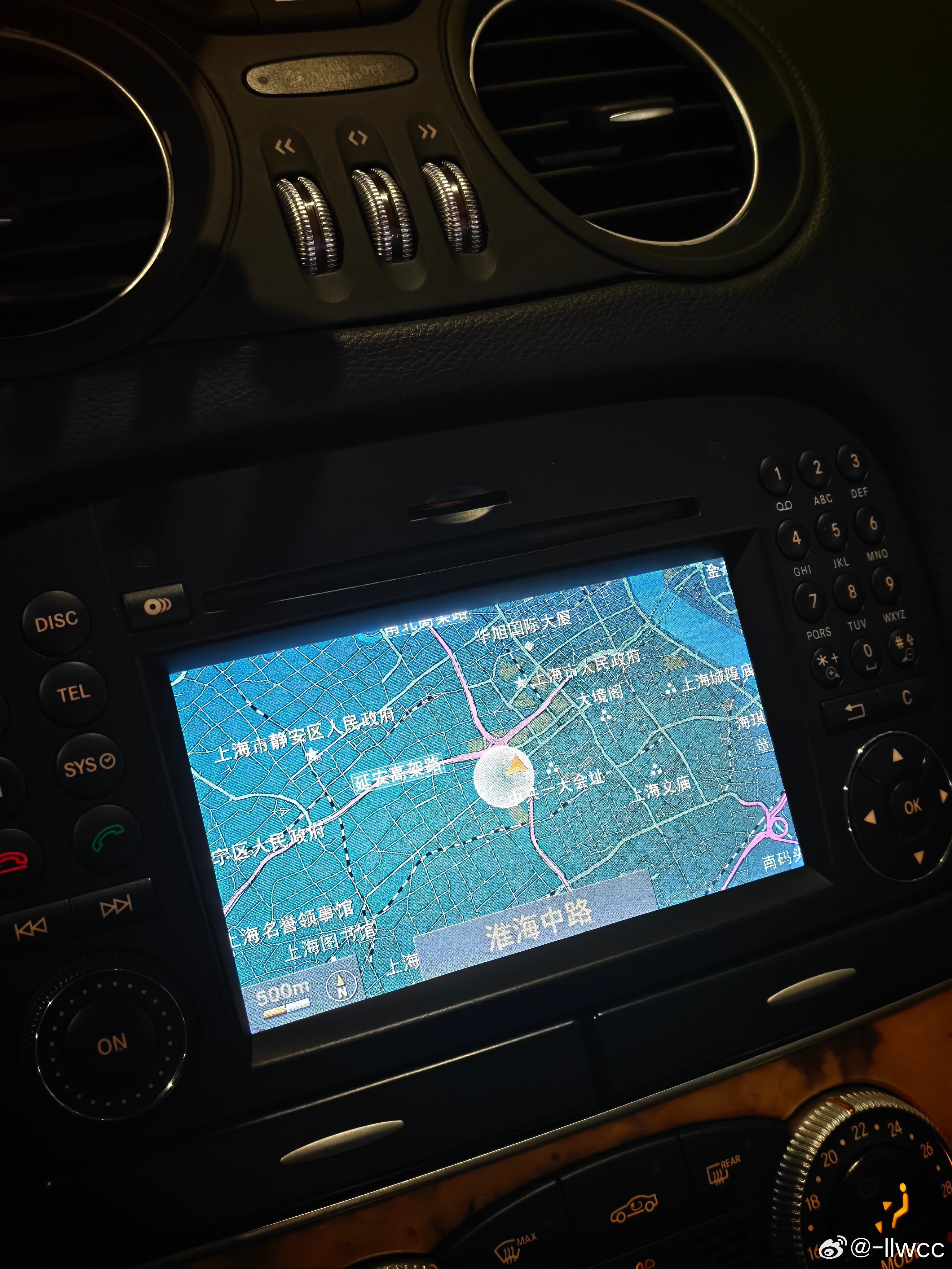 怎会如此幸福，在周末的夜晚驾驶SL350，敞开篷游走在上海市中心，认真感受它的优