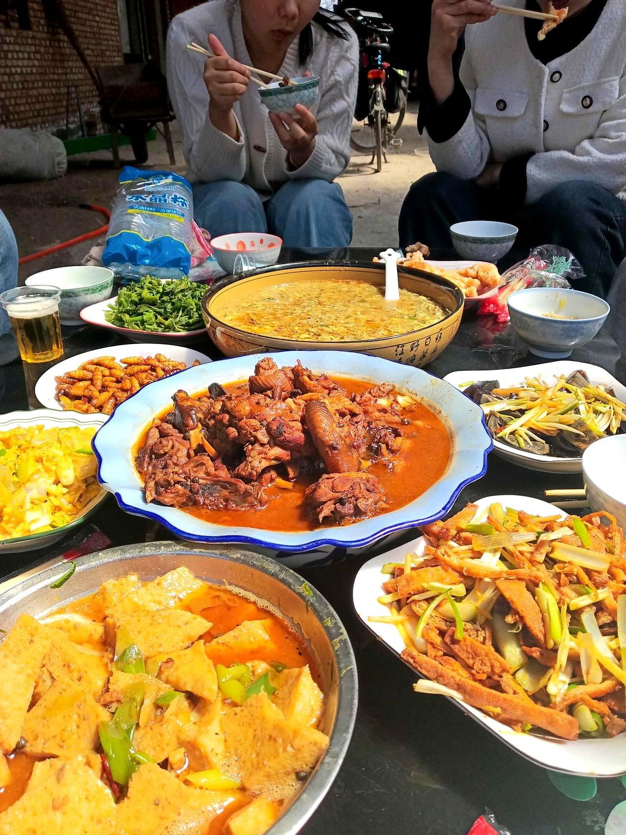 堂姐在娘家坟前哭得那么伤心，你能忍住不请她回家吃顿饭吗？
昨天碰巧遇见她给大伯大