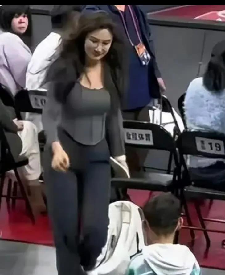 看来网络的舆论压力还是不小的，周琦老婆发文关于近几年与周琦的点点滴滴后受到了很多