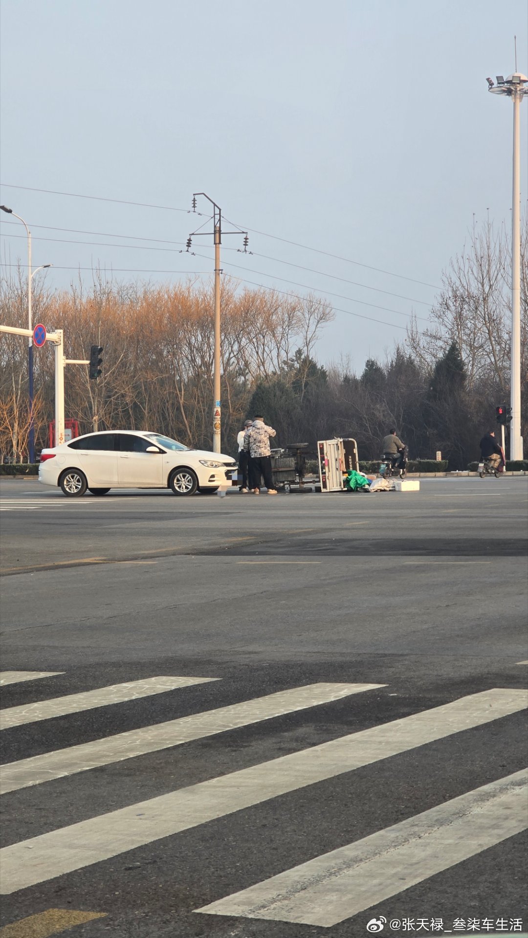 又是一起路口的事故，这种情况大部分情况是三轮车违规，大家出行，还是得安全第一啊交