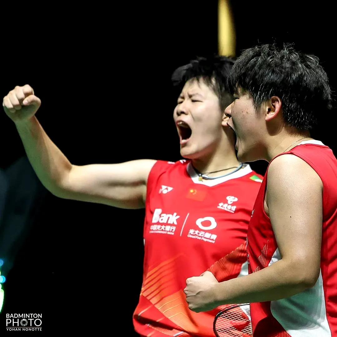 三周两冠，三周双杀对手。
国羽00后小将刘圣书/谭宁26-24、21-19两局战