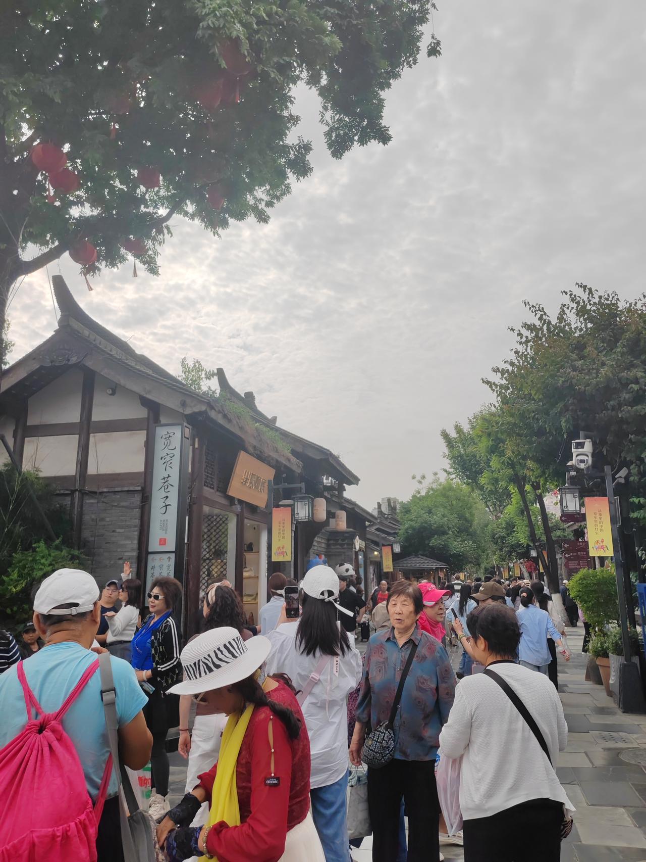 虽然是第三次来成都了，每一次来的心情和状态都不一样，这次来原本打算办完事就走，不