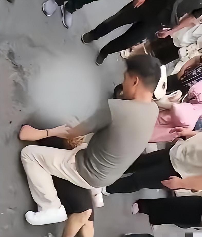 7月27日，江苏淮安清江浦区街边一派日常景象，现役军人钱王津正趁着探亲休假，陪着