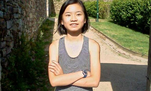 2001年，有一对家境优渥的西班牙夫妇在中国收养了一个贵州女孩，还取名阿颂塔，当