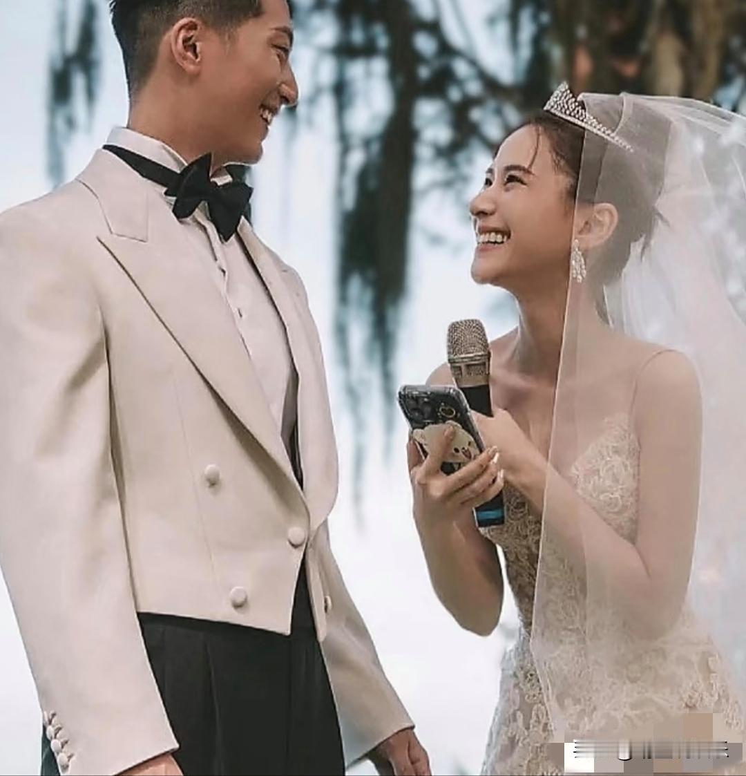 幸福完美的婚姻只存在于童话里吧？
看看窦骁和何超莲，当初郎才女貌，对视时眼神拉丝