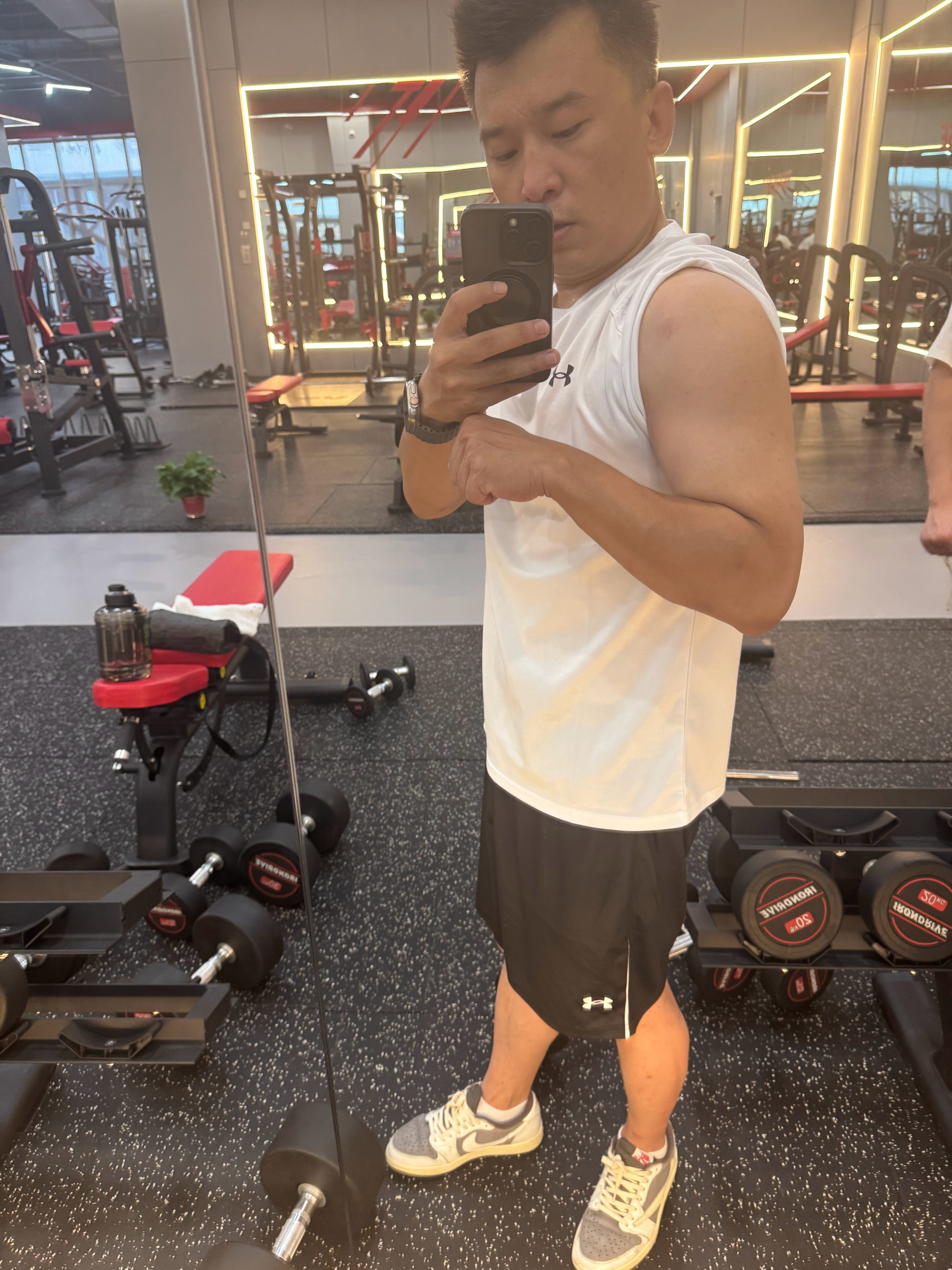 今天练肩，本想拍照看看大了没。没想到啊！注意力直接到了我两段不同颜色的胳膊上。 
