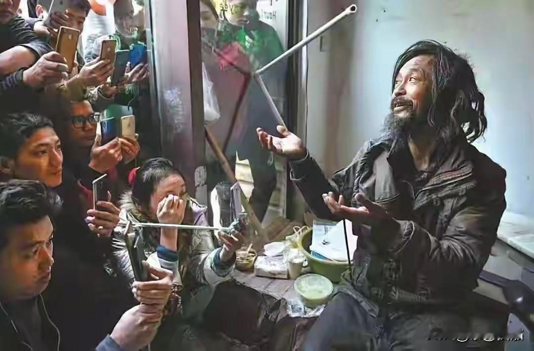 最近很多人写文章把流浪大师称作圣人，清流，宗师，这样的称呼确实是非常符合流浪大师