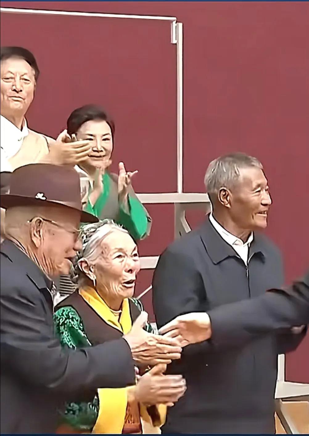 这位西藏代表是一位慈祥的老婆婆，看起来应该有80多岁了。在还没有握手时，他就激动