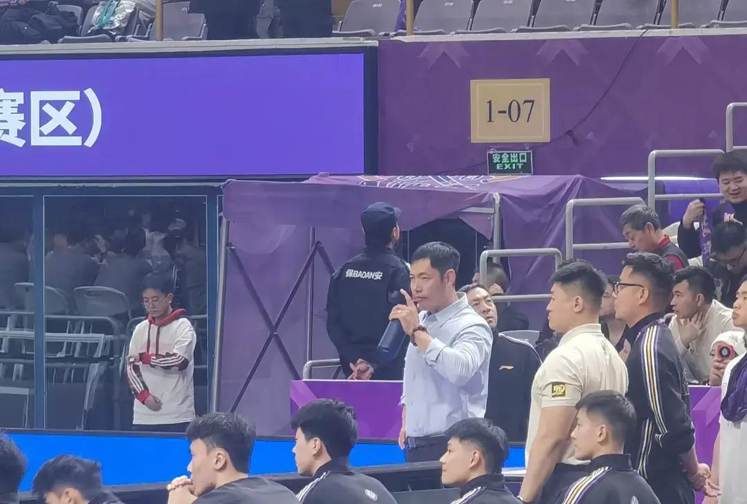 70分惨案！北控被上海打回原形
 
昨晚打完，记分牌定格70-90。北控全队像断