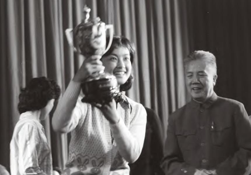 1980年刘晓庆凭借《瞧这一家子》获得第三届电影百花奖最佳女配角奖。七年后她才在