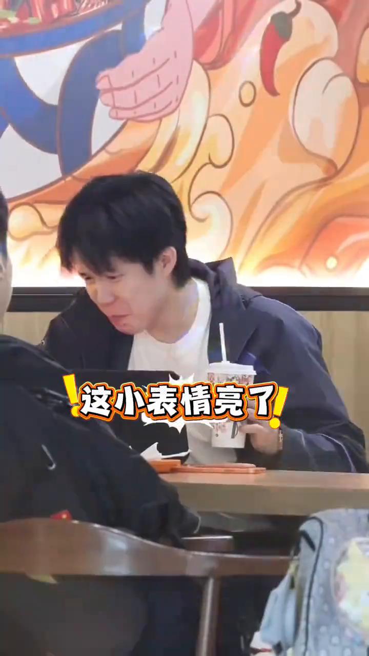 开心的头哥笑容真的帅，下一秒头哥变脸迷路了。小莎又开始叭叭的说上了，今天头哥格外