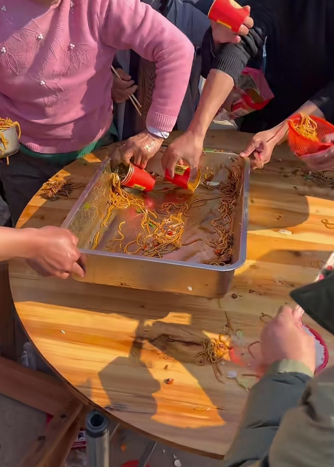 看了几段模仿合川呆呆刨猪宴的视频，无一例外，都以闹剧匆忙收场！

也不知道都是哪