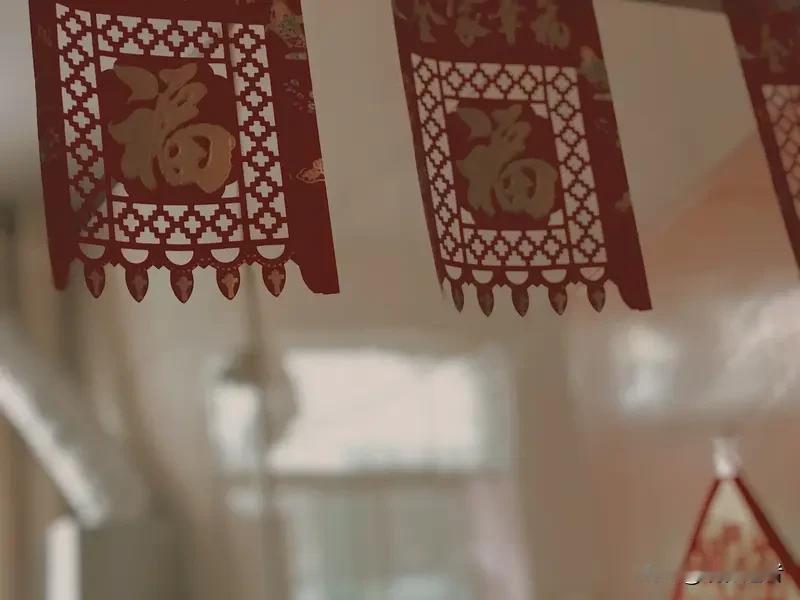 年味的真谛不在除夕夜的喧嚣，而藏在倒数日的温情里：母亲反复清点年货清单，父亲每天