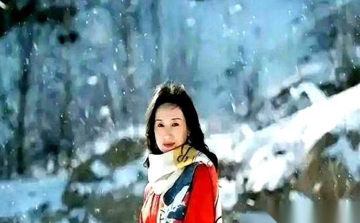 董洁在镜头前哭了。
灯光烤着，她眼眶通红，声音都发颤，说自己当年“不成熟”、“没