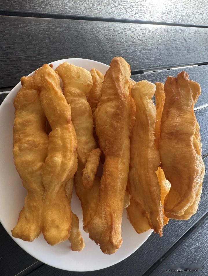 我敢打赌，油条就叫油条，没得方言！也没得其它的叫法！