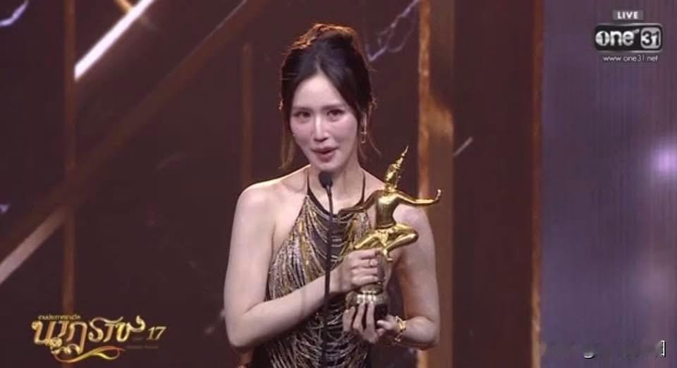 Jane凭借《疯狂独角兽》荣获第17届皇家戏剧奖最佳女主角（剧集类12集以下），