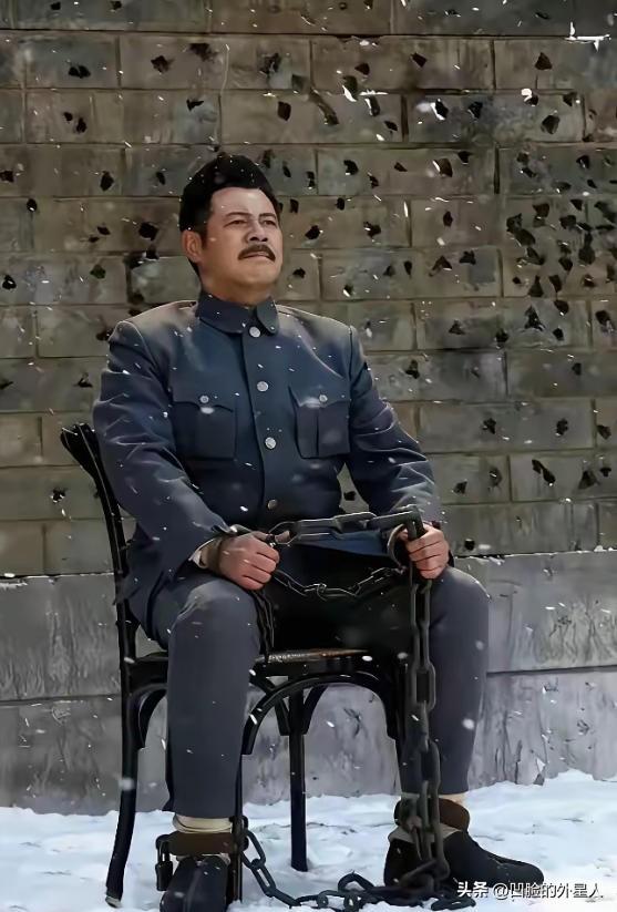 吉鸿昌被枪决以后，他的妻子胡红霞卖掉所有的资产赎回了尸体，却发现丈夫口袋中有个纸