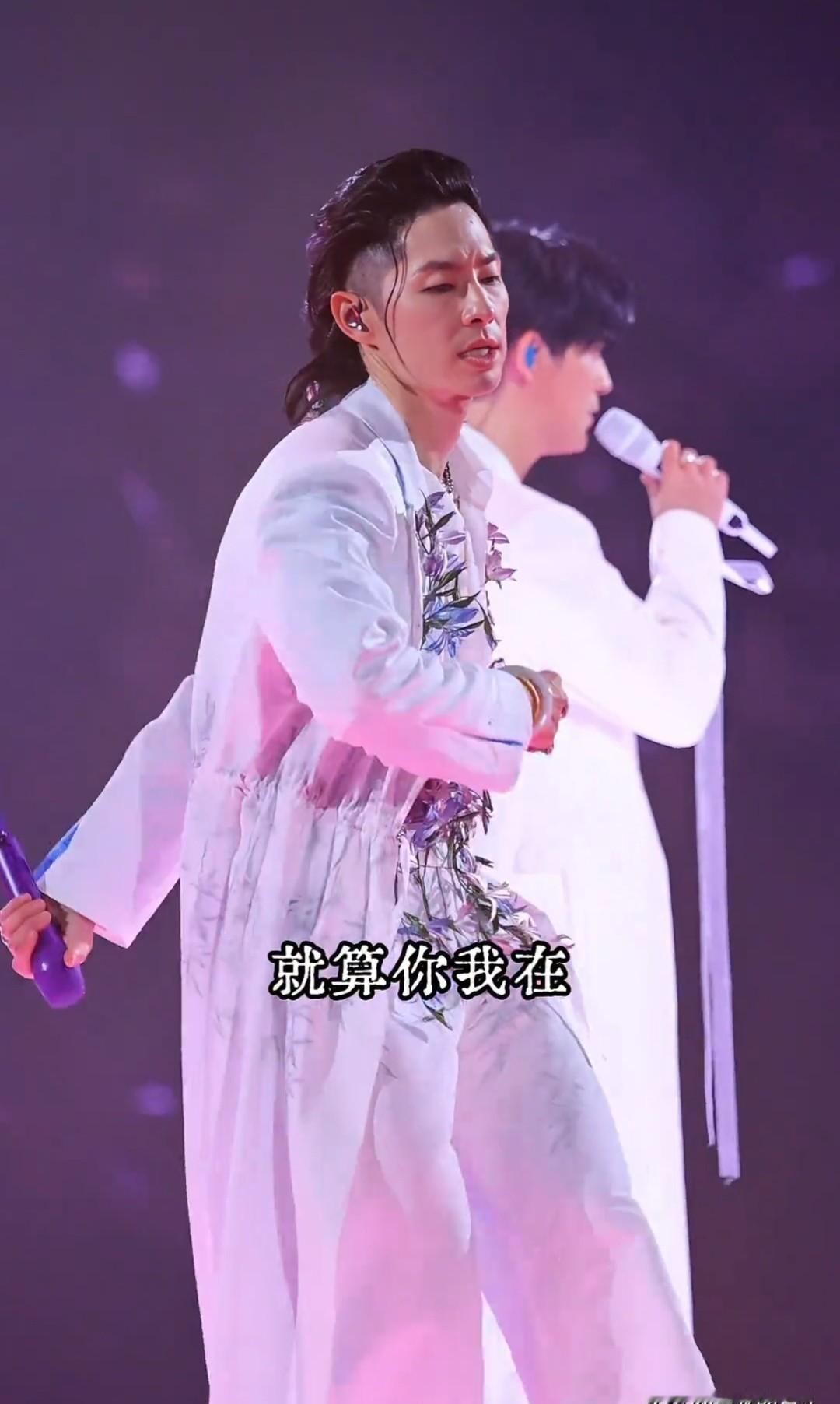 当年偷偷看《流星花园》怕被家长发现的一代人，现在正在逼自己的孩子穿秋裤。
你发现