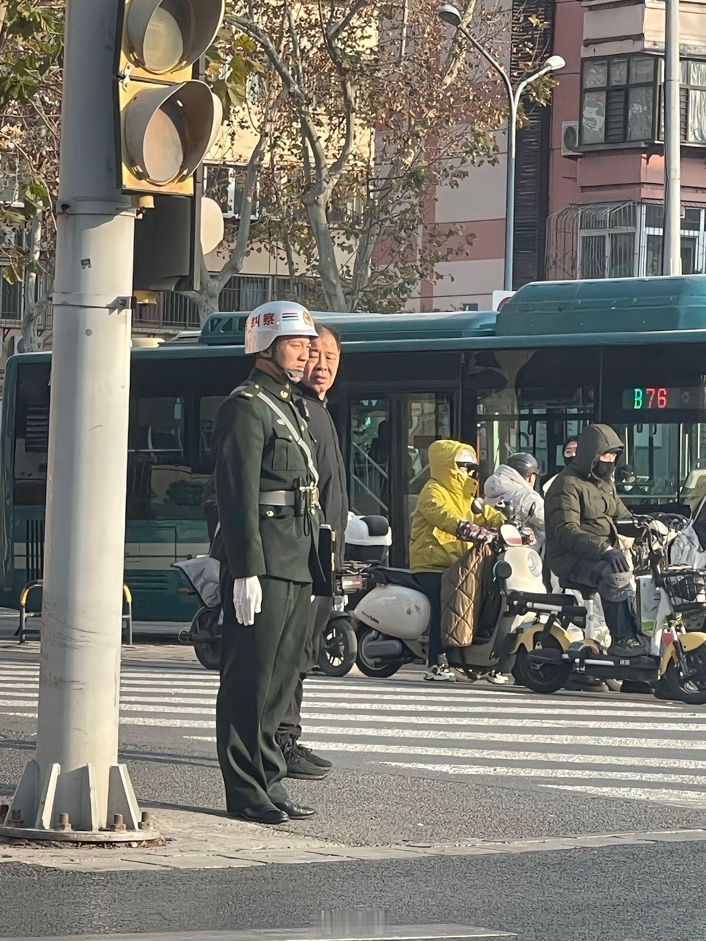 看到纠察，就是有种不一样的感觉。向右看齐，大爷小碎步跺起来，小心真纠你。 