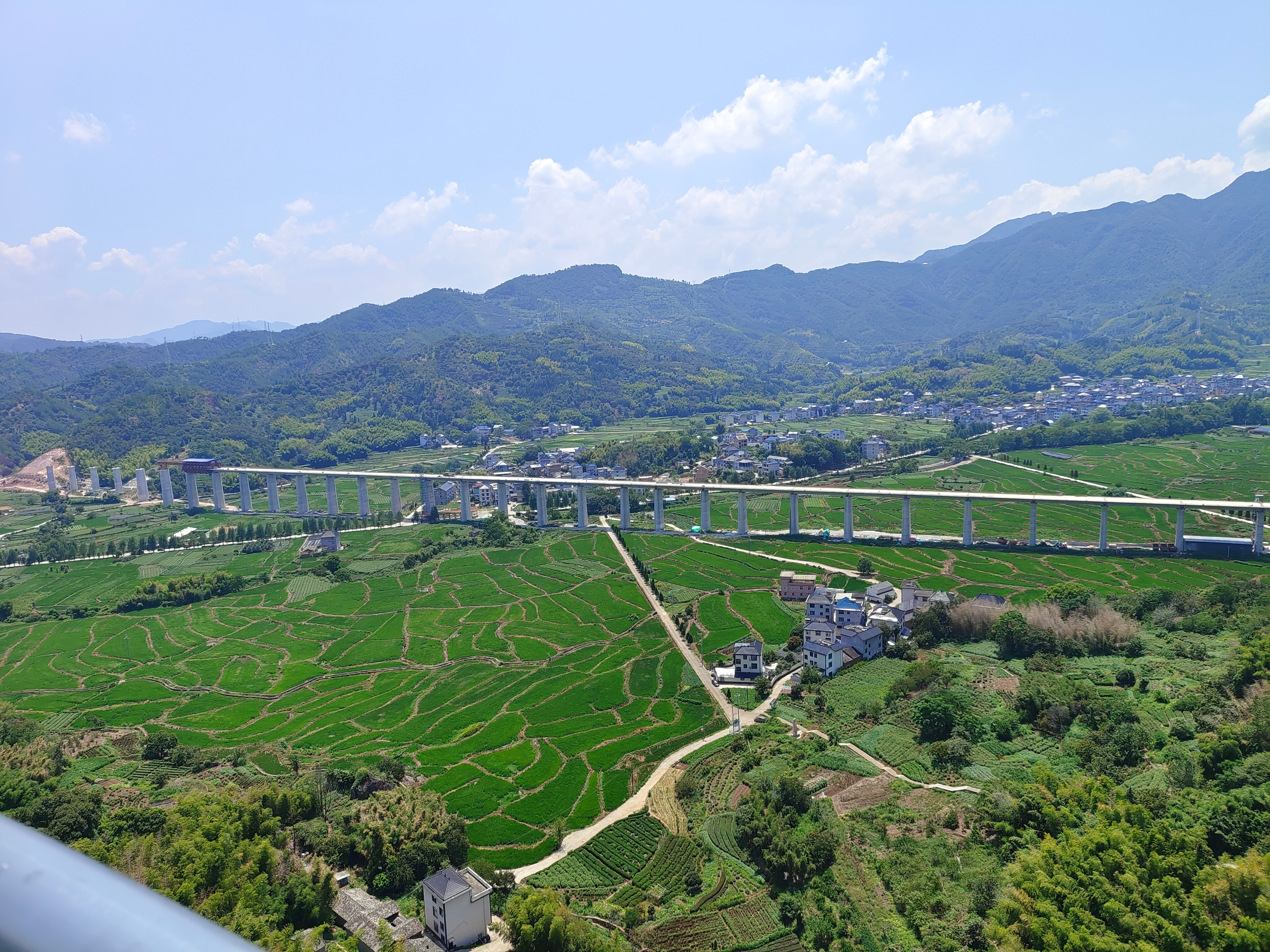大城市的亲朋好友来玩就带他们去爬爬山咯～我们这经济发展整个浙江省垫底的，但是山清