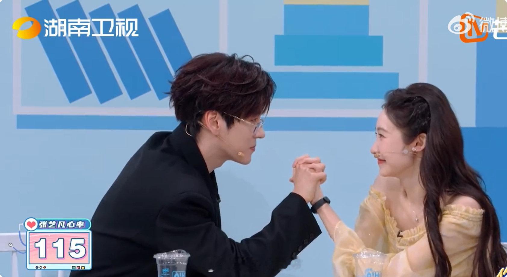 魏哲鸣看张艺凡眼神都拉丝 魏哲鸣这段晋江味太浓了这是什么浪漫名场面，牵手对视氛围