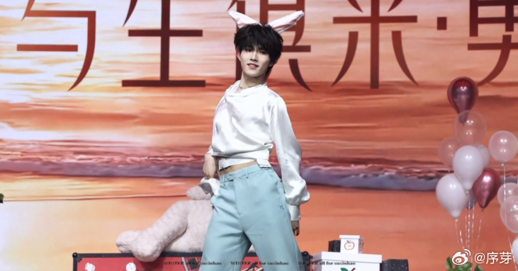 苏新皓散落的华服舞台 看到苏新皓跳《散落的华服》，我直接被美哭！他在舞台上的光芒