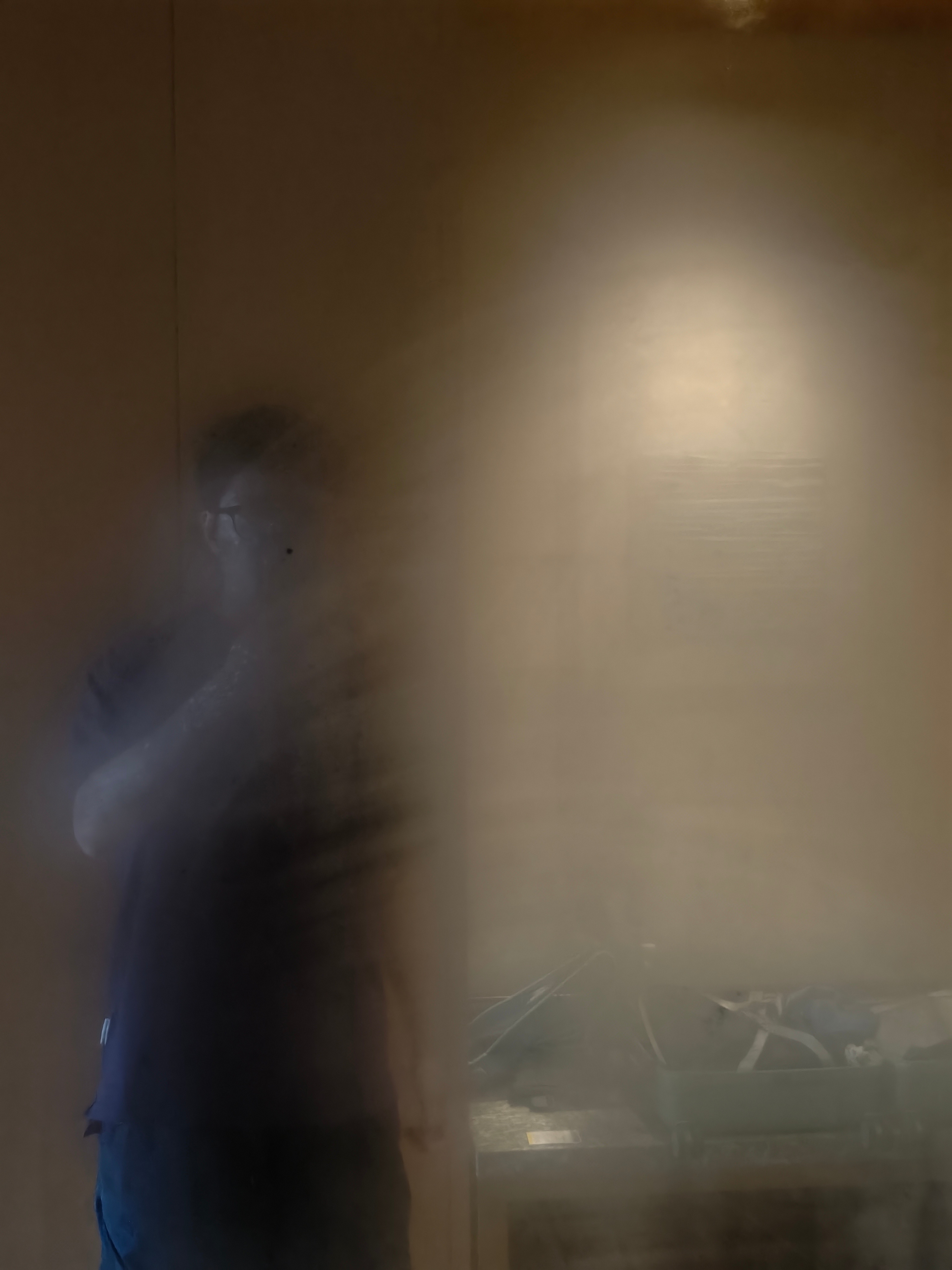 看看万宁有多湿一会没关阳台的门房间的镜子就成这这样了