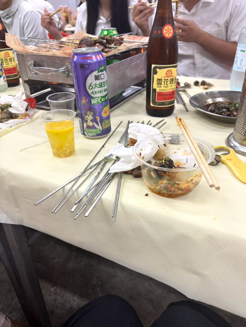 部门聚餐 他们都喝酒喝上头了哈哈哈哈哈给我倒了半杯 ​​​