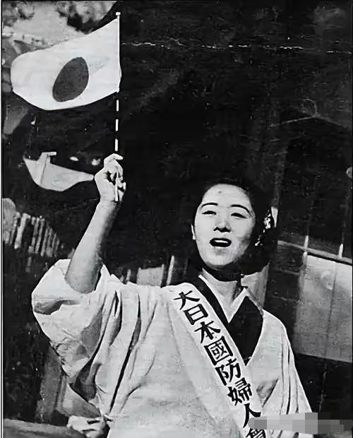 南京大屠杀时，一个日军少尉把婴儿挑在刺刀尖上拍照寄给妻子。他妻子回信中写：“干得