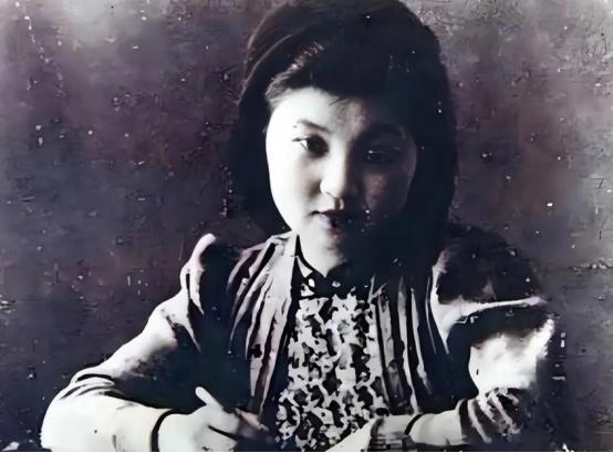 1942年，蒋经国的女秘书章亚若参加了一个晚宴，回来就上吐下泻，不久就去世了，留