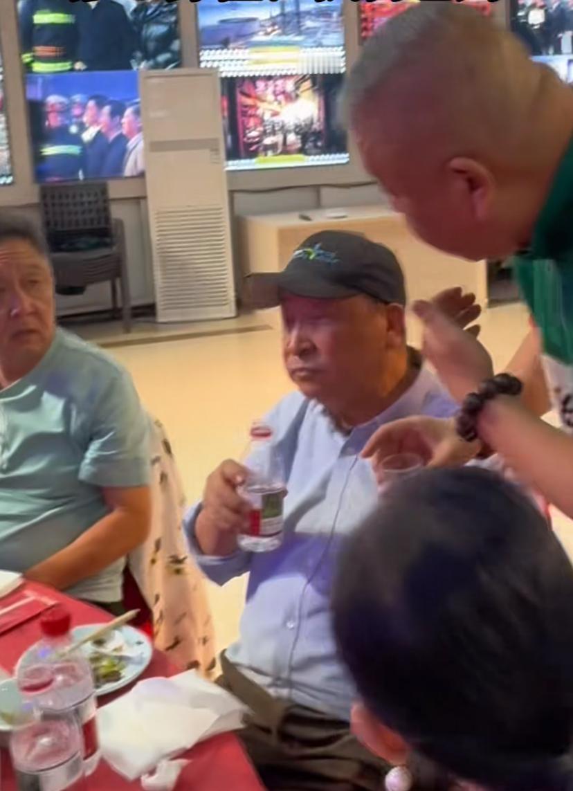 【著名相声表演艺术家姜昆和于谦聚会，座位排序耐人寻味，对此你怎么看？】
近日，有