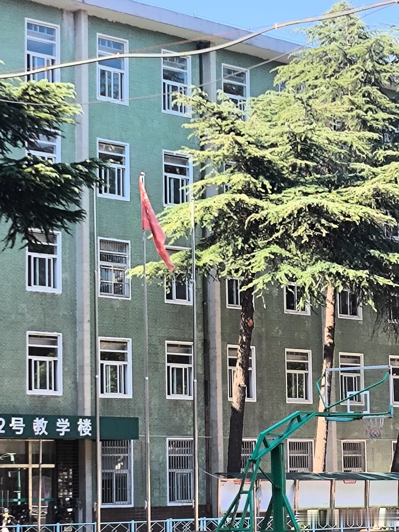 暑期已至，请善待国旗！
     昨日傍晚外出散步，看到附近小区原教学楼前的旗杆
