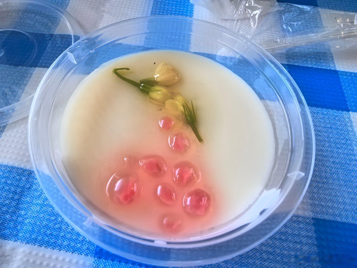 笨小钵常德菜，招牌菜酱板鸭牛蛙，还点了个纸皮蛋黄烧麦没拍，猪脚我感觉一般般，不是