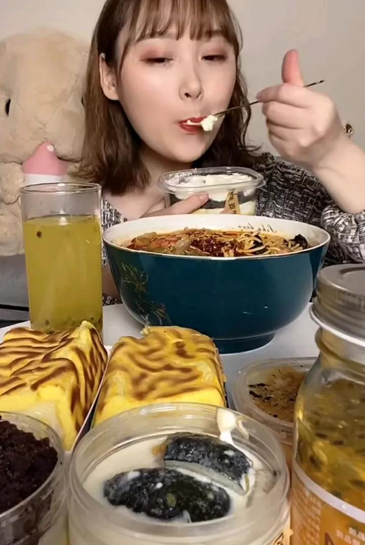 素手轻扶碗，美味入心口。#美食也是修养# #吃漂亮饭心情好# #一人一餐一欢喜#