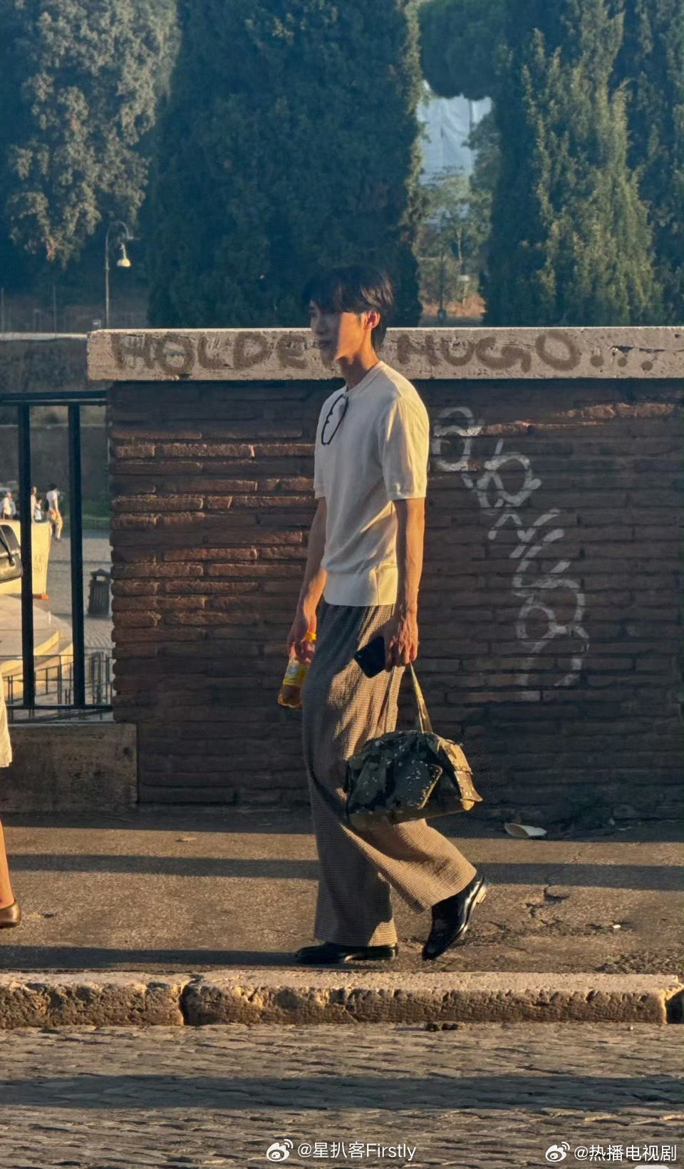 罗马偶遇赵磊和老婆qko罗马街头捕捉到赵磊与qko同游画面，相伴多年依旧甜蜜如初