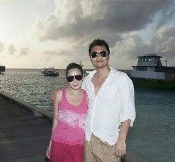 2011年，41岁的刘若英嫁给了身价过亿的钟小江，结婚当晚，刘若英提出了3个正常